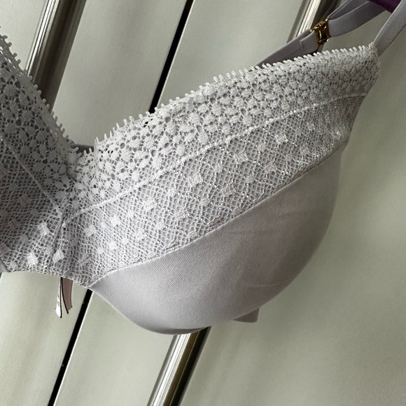 2 bras — Skims and Victoria Secret Bras - 32C - Picture 3 of 8